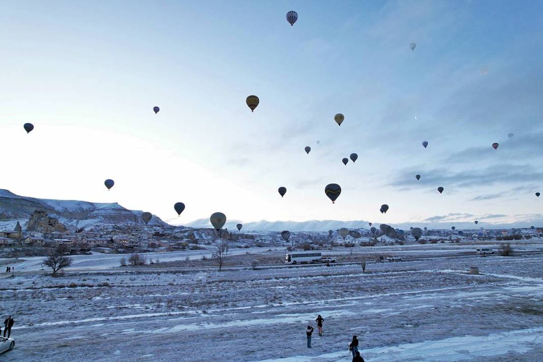 Beyaza bürünen Kapadokya büyüledi! Şehrin ışıkları geceyi aydınlattı 17